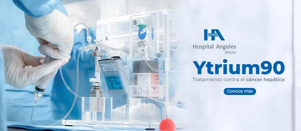Manos de médico con guantes blancos y sosteniendo una jeringa, durante un procedimiento quirúrgico con Ytruim 90.