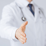 Médico con bata blanca