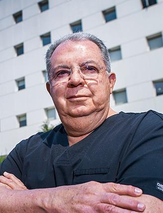 Es la foto de perfil de un pediatra en Ciudad de México de Hospital Angeles Lindavista.Tiene los brazos cruzados y está sonriendo. Usa lentes.