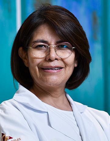 Es la foto de perfil de una oftalmóloga pediátrica en Villahermosa de Hospital Angeles Villahermosa. Usa una bata blanca y lentes. Tiene el cabello corto negro y está sonriendo.