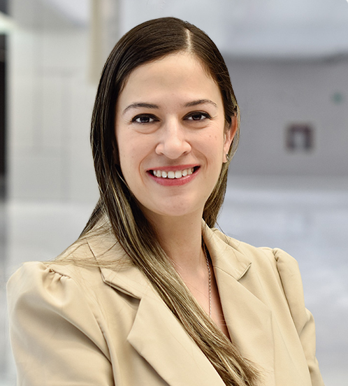Es la foto de perfil de una infectóloga pediátrica en Querétaro de Hospital Angeles Centro Sur. Usa un saco color beige, un collar dorado, su cabello es lacio y ella está sonriendo.