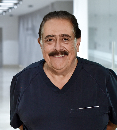 Es la foto de perfil de un otorrinolaringólogo en Huixquilucan de Hospital Angeles Lomas. Usa un uniforme médico negro, tiene bigote y cabello oscuro.