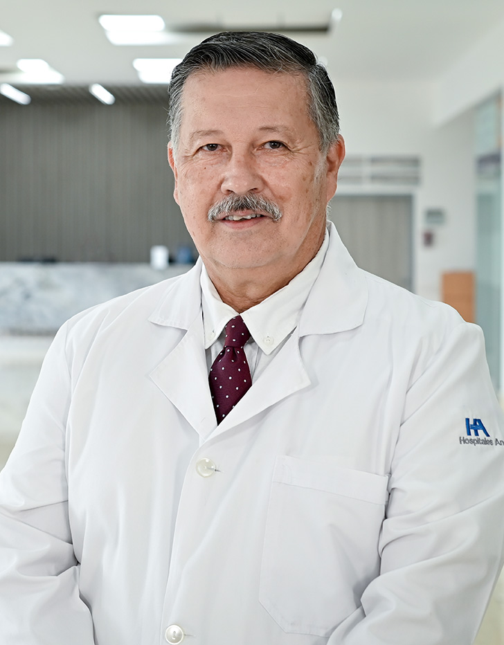 Es la foto de perfil de un médico internista en Tampico de Hospital Angeles Tampico. Usa una bata blanca con camisa color pistache y una corbata gris. Tiene bigote y cabello negro.