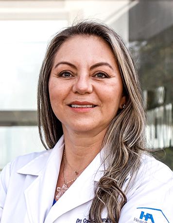 Es la foto de perfil de una oftalmóloga en Guadalajara de Hospital Angeles Del Carmen. Utiliza una bata blanca, tiene el cabello largo y rubio.