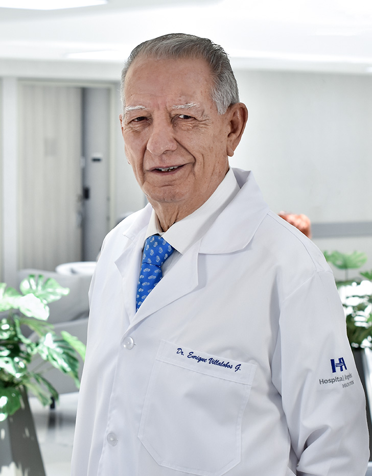 Es la foto de perfil de un ortopedista y traumatólogo en Ciudad de México de Hospital Angeles Universidad. Usa un saco negro con camisa color crema. Tiene el cabello negro.