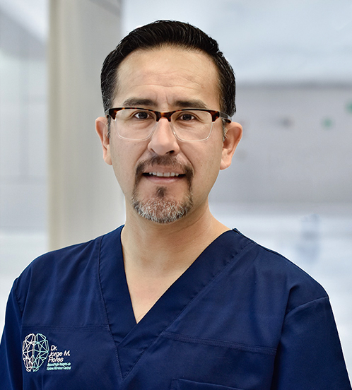 Es la foto de perfil de un cirujano neurológico en Querétaro de Hospital Angeles Centro Sur. está usando un uniforme azul marino con cuello V y lentes.