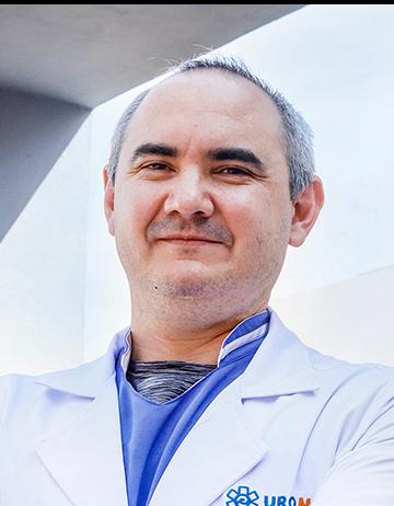 Es la foto de perfil de un urólogo en Guadalajara de Hospital Angeles Del Carmen. VIste una bata blanca y tiene el cabello canoso.