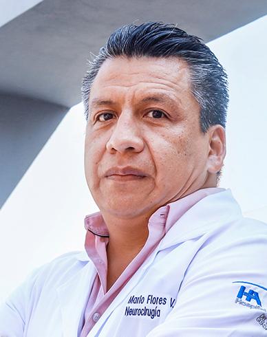 Es la foto de perfil de un cirujano neurológico especialista en terapia endovascular neurológica en Guadalajara de Hospital Angeles Del Carmen. Utiliza una bata blanca con una camisa rosa claro. 