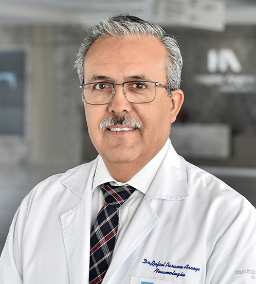 Es la foto de perfil de un neumólogo en Querétaro de Hospital Angeles Centro Sur. El doctor tiene una bata blanca con una camisa blanca y una corbata de cuadros.