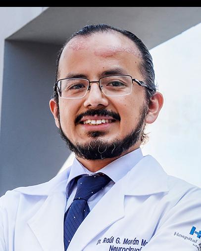 Es la foto de perfil de un cirujano neurológico en Guadalajara de Hospital Angeles Del Carmen. Tiene una bata blanca, corbata y camisa azul cielo.