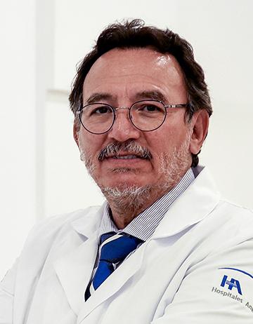 Es la foto de perfil de un ginecólogo y obstetra en León de Hospital Angeles León. Usa lentes y una bata blanca, junto con una corbata azul marino con blanco.